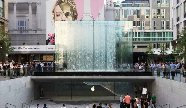 Apple Piazza Liberty gives new life to a piazza in the heart of Milan. Image © Eckersley O’Callaghan