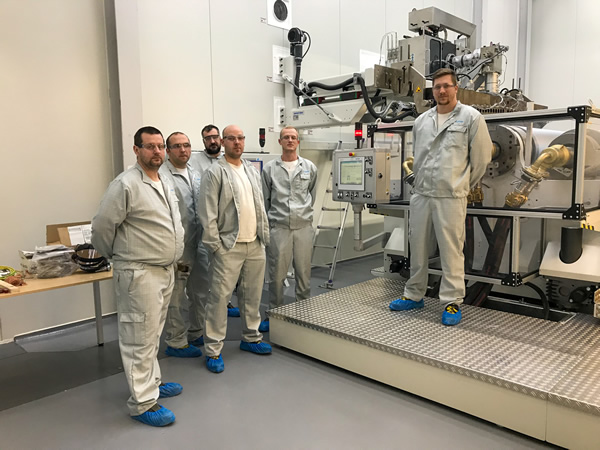 Tomas Horak (far right), Shift Leader SentryGlas® Production Holešov, is pleased: “We are very proud that Kuraray has decided to invest in our location again. By commissioning the SentryGlas® line, the team has proven that it can do great things."