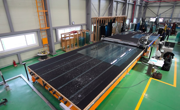 Installation of TUROMAS in Ajin Glass, consisting of a monolithic cutting table RUBI 306C and a break out table.