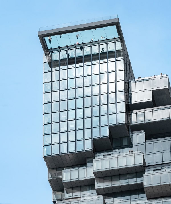 The observation platform and glass-floored gantry deliver stunning views of the city all around them and immediately below. Image © Büro-OS Photo by Srirath Somsawat