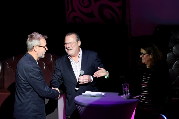 Steve Cox (center) congratulating award winner James O'Callaghan (left); on the right: Jennifer Schneider (Kuraray PVB Division Structural and Security Glazing Segment Manager)