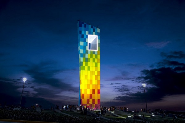 More than 800 glazed panels of glass were required for this project. Image © Tecnoglass
