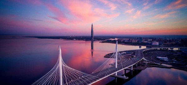 The ,Star of St. Petersburg‛ occupies a 170,000 m² footprint on the shores of the Gulf of Finland, some 10 km northwest of St. Petersburg’s city center. 