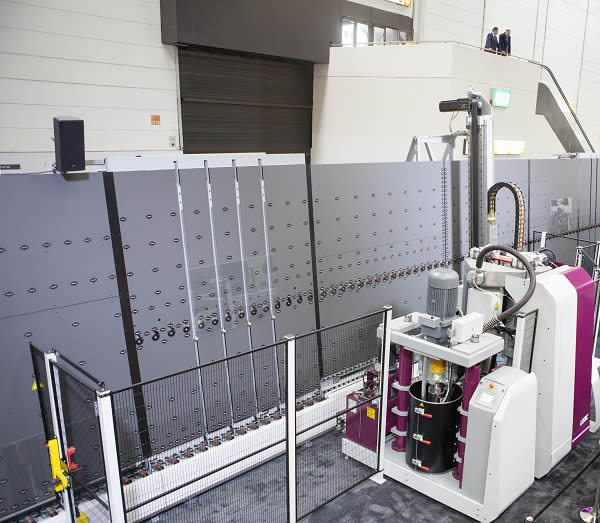  The new TPA-line does not only score from a technical point of view but also with its look, the new LiSEC machine design. 