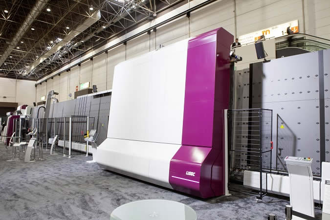  The new TPA-line does not only score from a technical point of view but also with its look, the new LiSEC machine design. 