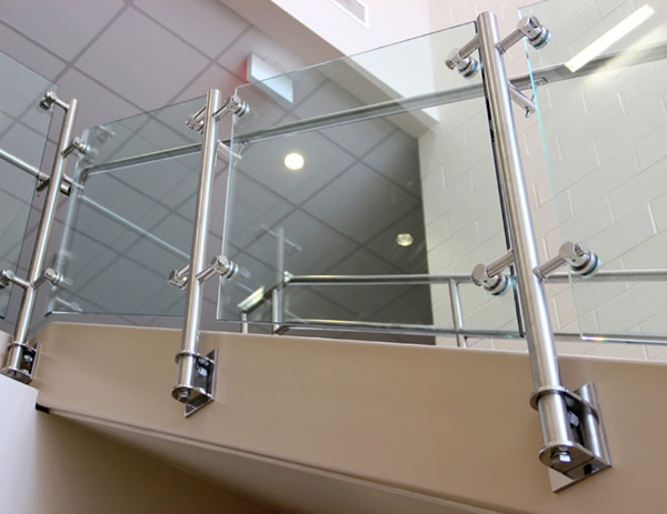 Staircases called for optional sidemounted posts