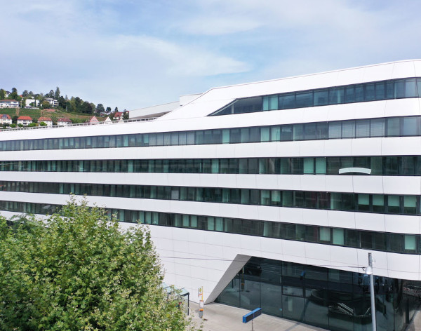 Meandering window strips ensuring heat protection | Glas Trösch