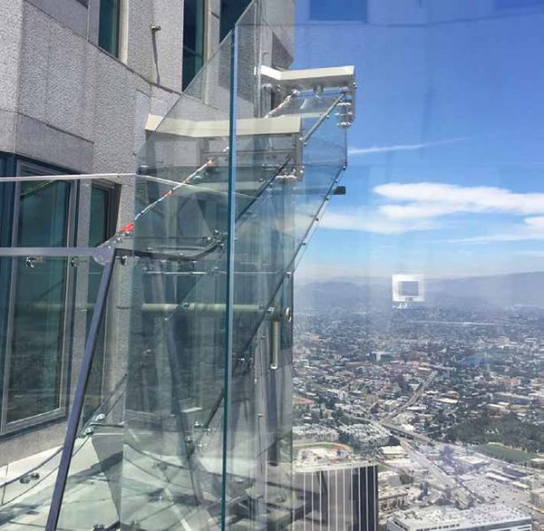 Laminated glass slide made with SentryGlas® interlayer thrills riders in Los Angeles. Image © M. Ludvik Engineering