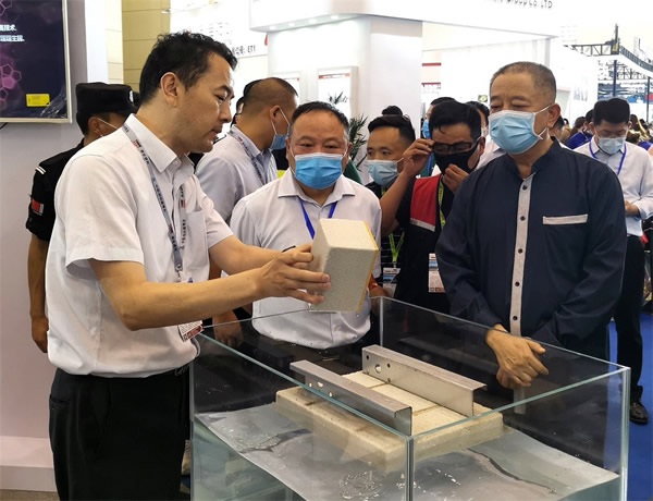 Mr. Hu Baosen, chairman of Central China Real Estate Group (China) Company Limited, visited the booth to learn more about the characteristics of SiNest products