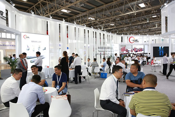 A Continuous Stream of Visitors Came to NorthGlass’ Booth