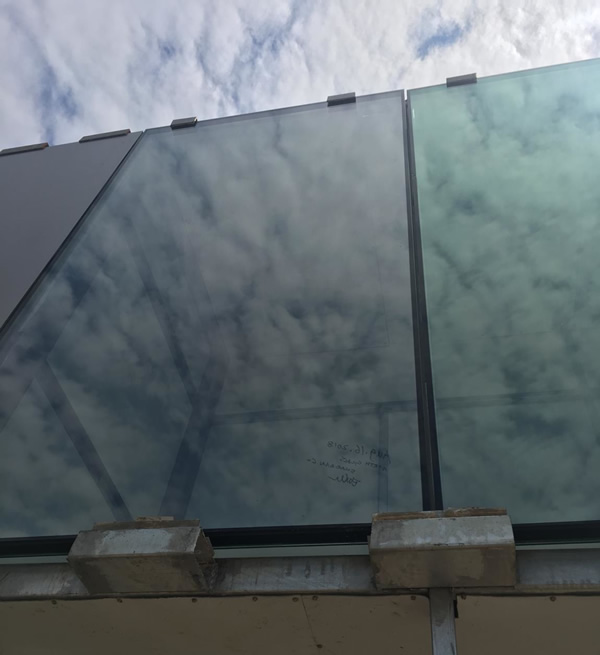 After Several Rounds of Competition, the Architect Finally Signed On the Glass Sample of NortGlass