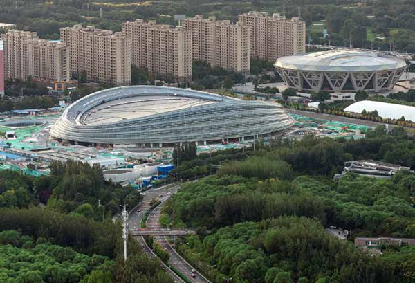 Incorporating a 400 m racing track and accommodating up to 12,000 spectators, the Oval is wrapped in 22 glass ribbons. Image © Tianjin North Glass