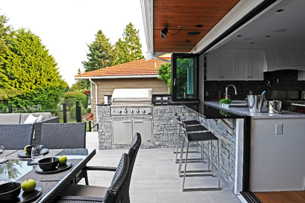 The SL60 can also be configured as an inswing wall to open a dining space to the outdoors.