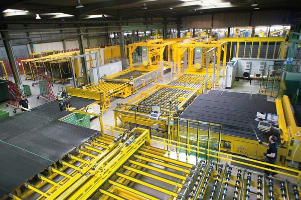 High-end sorting in cutting: Here, several directly connected insulating glass lines are fed via several sorting systems.