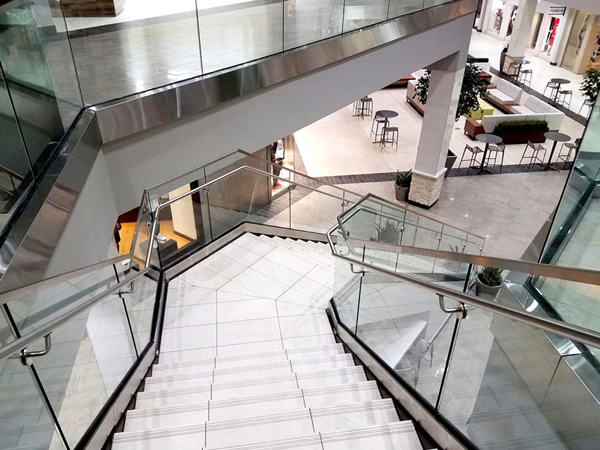 Clear half-inch glass is secured within an aluminum shoe using Trex Commercial Products’ dry glaze GlassNut™ Track Rail system, with a black gasket finishing off the look.