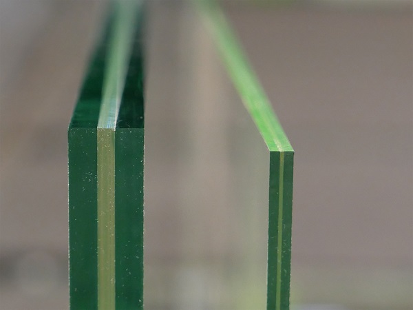 Image 2: Demanding laminated glasses with up to ten-ply interlayer can be separated in a short cycle time with the new laser diode heating system. The precise application of heat to the cut contour means that the surrounding area virtually remains cold, preventing later delamination to the maximum extent possible.