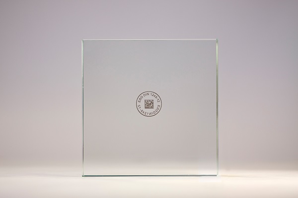 Image 4: Once the surface-friendly marking has been applied by laser printing, it remains permanently attached to the glass throughout the entire product life cycle.