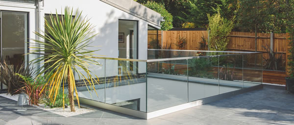 CONTEMPORARY GLASS FEATURES