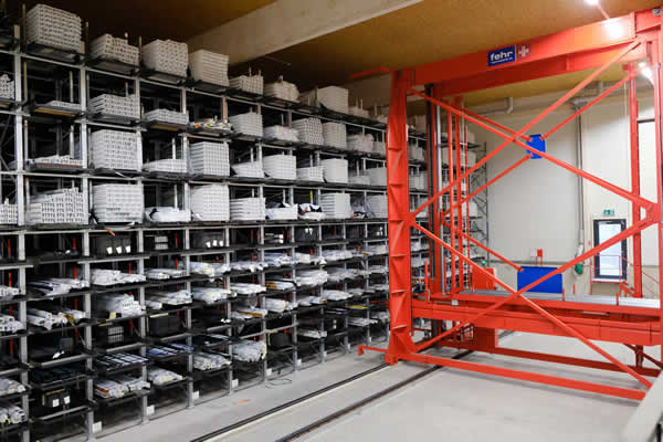 The profiles are fed directly from the state-of-the-art high-rack storage into the processing center. The A+W Cantor system "knows" which profiles are currently needed and directs them reliably.