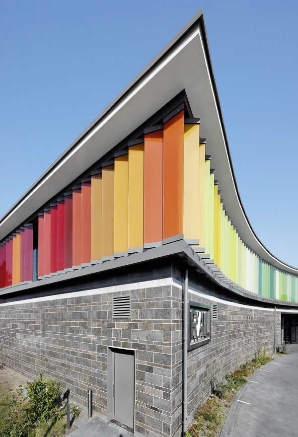 Picture credits: Schüco International KG When the louvre blades are closed, a climatic buffer zone is created next to the sun shading, reducing heat gain and energy losses.