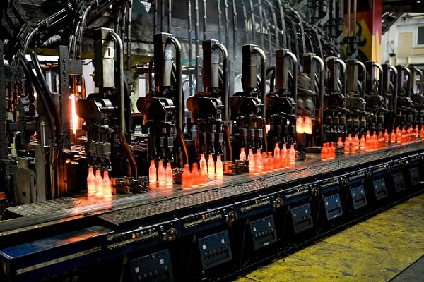 Looking at these red-hot glass bottles it is evident that glass production is highly energy-intensive.  Photo: Federal Association of the Glass Industry