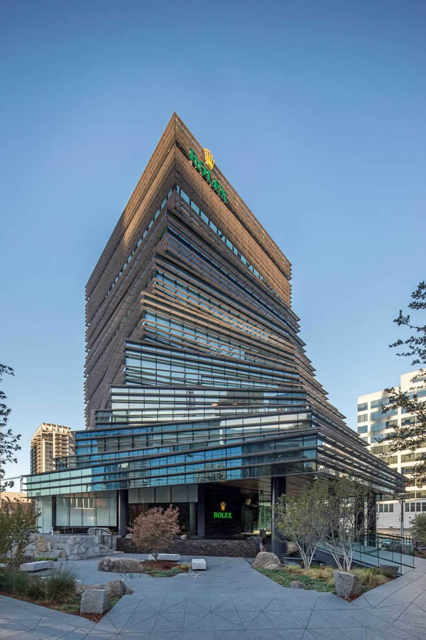 Solarban® 67 Optigray® glass helps new Rolex Tower harmonize with nature