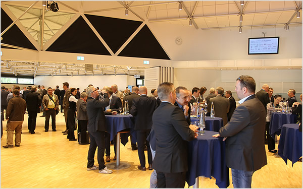 Guests of the Rosenheim Window and Facade Conference talking shop during the breaks (Source: ift Rosenheim)
