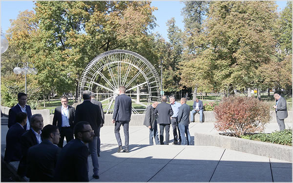 The participants of the Rosenheim Window and Facade Conference enjoy the professional exchange on the Plaza in front of the Culture and Congress Centre. (Source: ift Rosenheim)