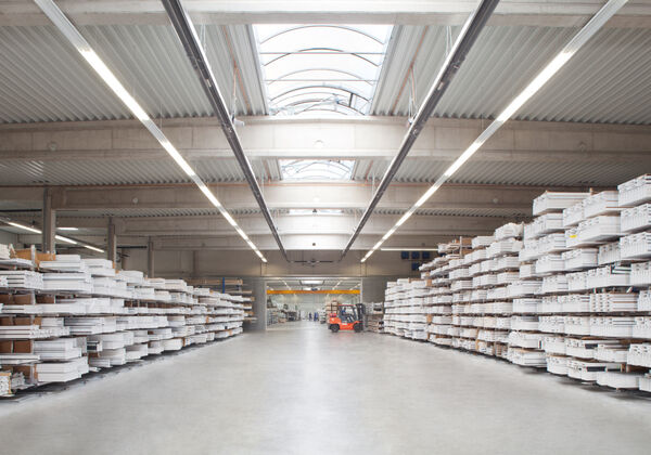 A large stock of profiles ensures short delivery times. The automatic HEGLA profile storage, which will be installed soon, provides an even larger material stock.