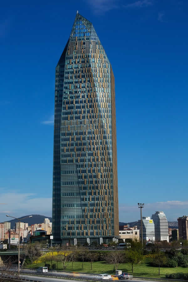 The Allianz Tower in Istanbul: a 185.5 m, 40 storey office building featuring the latest building technology which was the first building in Turkey to receive the LEED Platinum certificate. The texture and ornamentation in the façade make reference to the architectural language of the Orient.