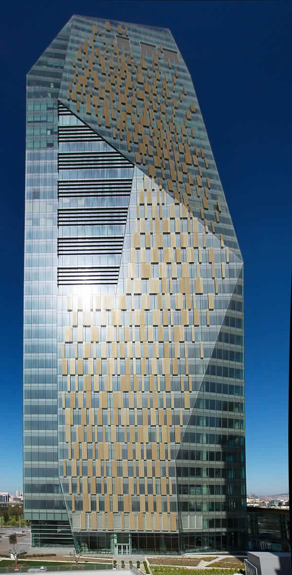 The combination of vertical and sloping façade surfaces characterises the sharp design of the obelisk-shaped office tower (Custom unitised façade based on Schüco Façade UCC 65 SG).