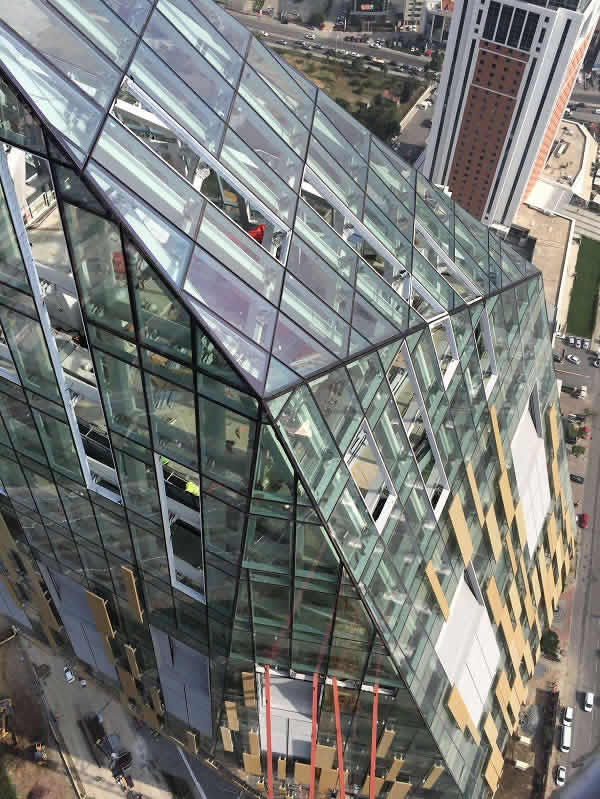 The crest of the Allianz Tower comprises a large roof garden (here during the installation phase). Along with other sky gardens in exposed positions, it is integrated in the green climate concept of the building.