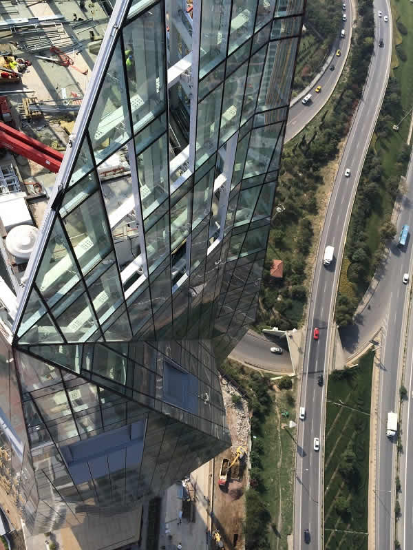Picture credits: Schüco International KG The crest of the Allianz Tower comprises a large roof garden (here during the installation phase). Along with other sky gardens in exposed positions, it is integrated in the green climate concept of the building.