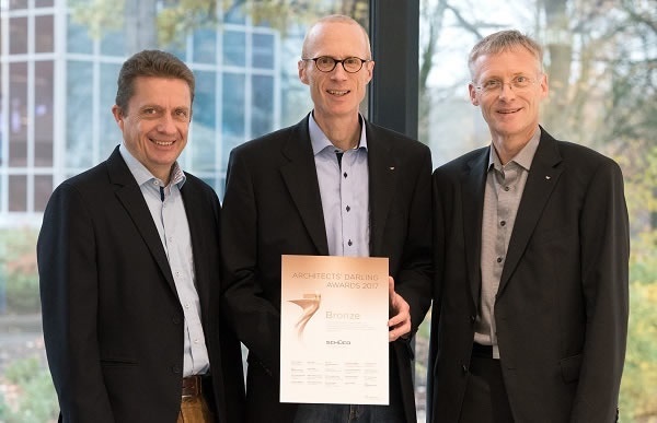 (From left to right) Dieter Wierspecker, Product Manager for materials and construction chemistry, Stefan Rohrmus, Sustainability Manager, and Ralf Brakensiek, Software Product Manager from Schüco delight in receiving the Bronze Architects’ Darling® Award 2017.