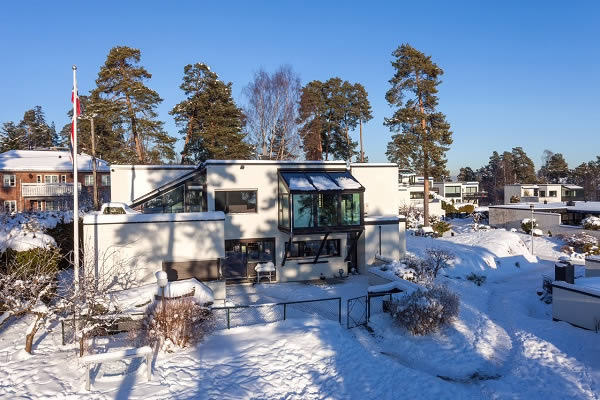 Picture credits/photographer: Adam Stirling, Norway The conservatory is situated in front of the first floor of the main house; the loads are transferred to the foundations via diagonal supports (Schüco CMC 50 system with SageGlass® Blue in the roof area).