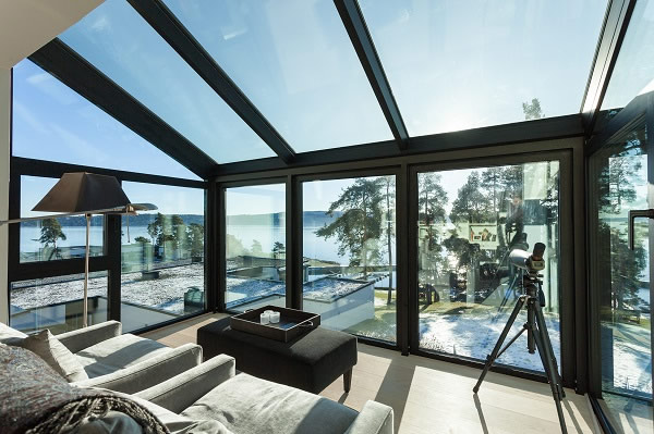 Picture credits/photographer: Adam Stirling, Norway View of the untinted glass: an openable window unit (Schüco AWS 75.SI) has been integrated on both sides for manual ventilation.