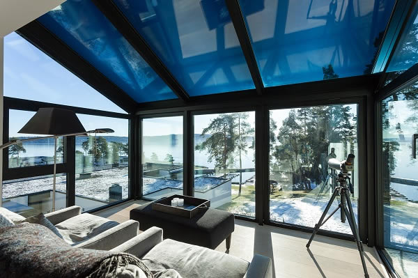 Picture credits/photographer: Adam Stirling, Norway View of the tinted glass: an openable window unit (Schüco AWS 75.SI) has been integrated on both sides for manual ventilation.