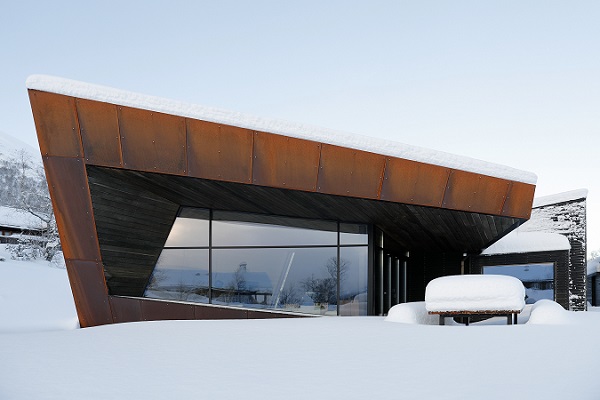 Expansive, narrowly framed glass façades combine with rusted Corten steel plates and spruce panels: the "Black Lodge" residence in Ålesund, Norway.