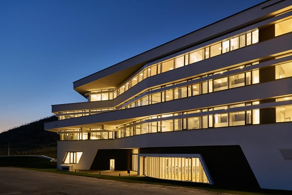 Picture credits: Schüco International KG At night the building projects a feeling of wellbeing with its LED lighting technology.