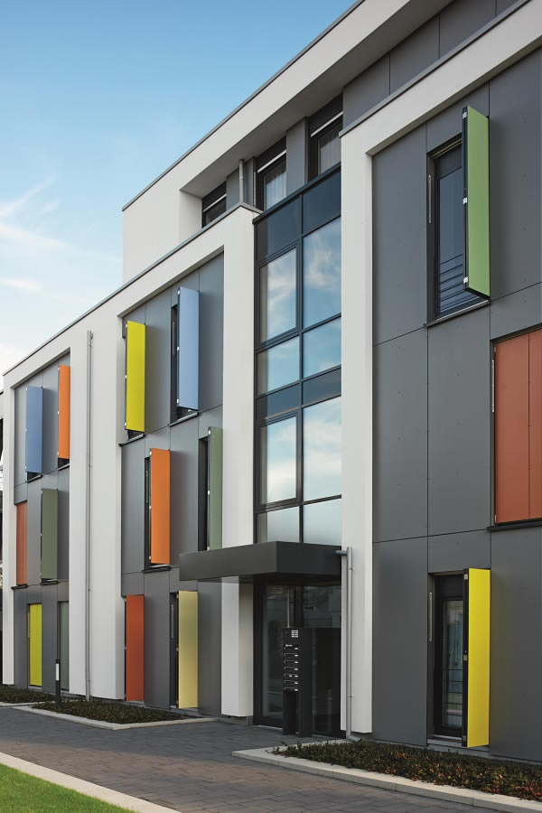 The housing estate near the centre of Mönchengladbach sets itself apart due to its energy-efficient construction with a high level of transparency, a vibrant façade design and intelligent functionality.