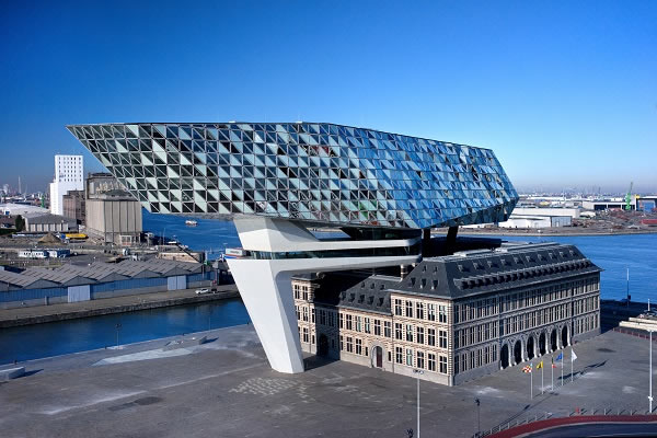 The new headquarters for the Antwerp port authorities is a result of the interaction between three spatial elements: the existing listed building, a concrete bridge and the vertical extension.