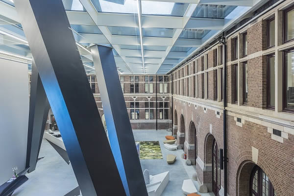 The new Port House is the structural link between city and port – this connection is also produced inside by means of visual axes.
