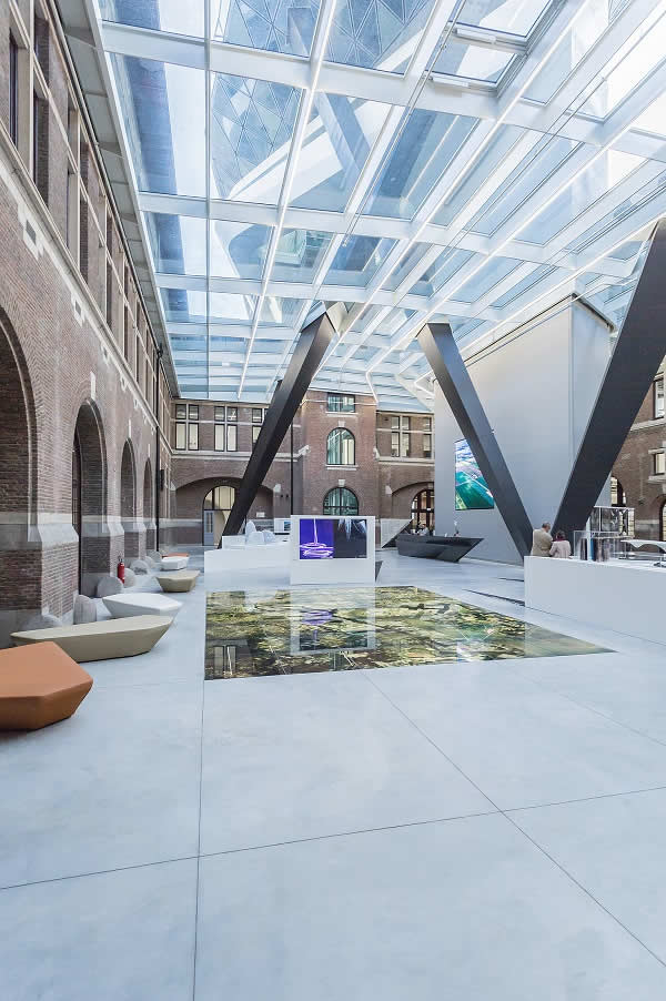 The new Port House is the structural link between city and port – this connection is also produced inside by means of visual axes.