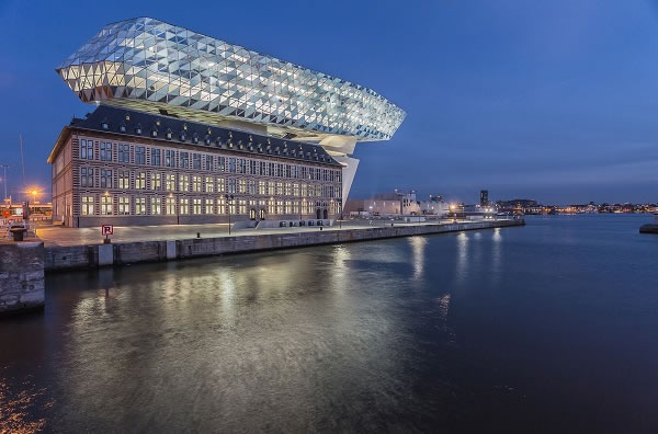 Developed by architects, façade planners and Schüco, a special façade construction gives the newbuild its specific shape and surface.