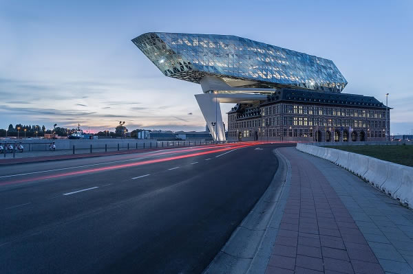 Developed by architects, façade planners and Schüco, a special façade construction gives the newbuild its specific shape and surface.