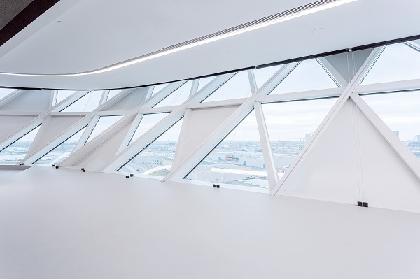 The mixing of transparent and opaque façade units interrupts the building volume, the seemingly transparent surface of which changes with the varying intensity of daylight.