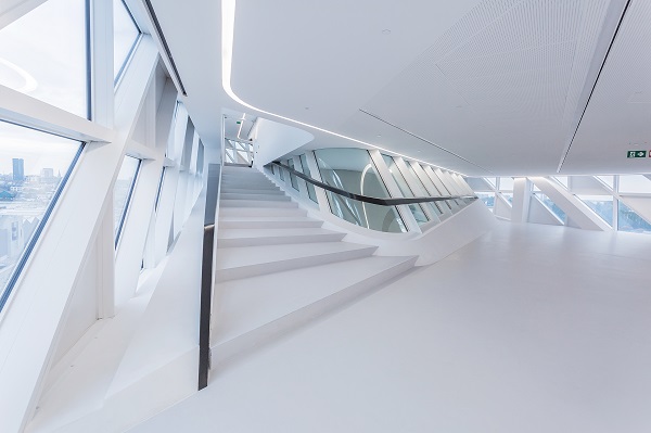 The mixing of transparent and opaque façade units interrupts the building volume, the seemingly transparent surface of which changes with the varying intensity of daylight.