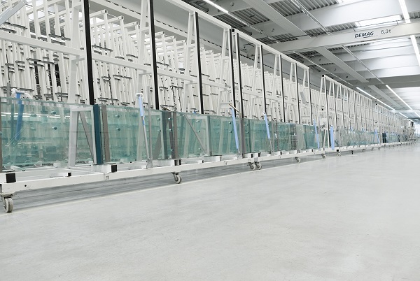 Glass fins with 5- to 10-layer glass build-ups in sedak’s production. They are used for all-glass facades, representative foyers, or extensive all-glass roofs. Photo: sedak GmbH & Co. KG