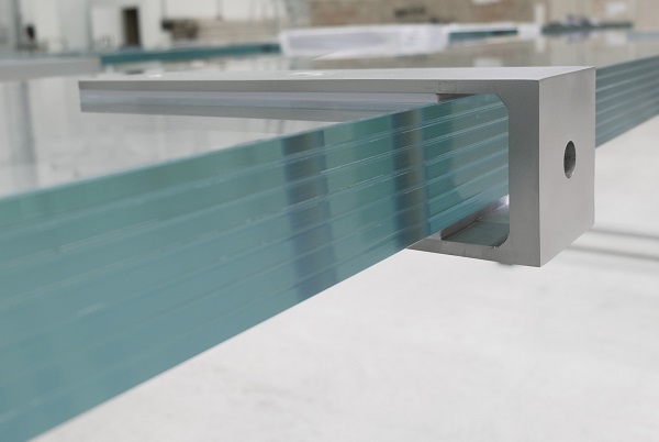 To ensure a quick and safe installation of the glass fins at the construction site, the elements receive metal parts at sedak’s production that are provided by the client. Photo: sedak GmbH & Co. KG