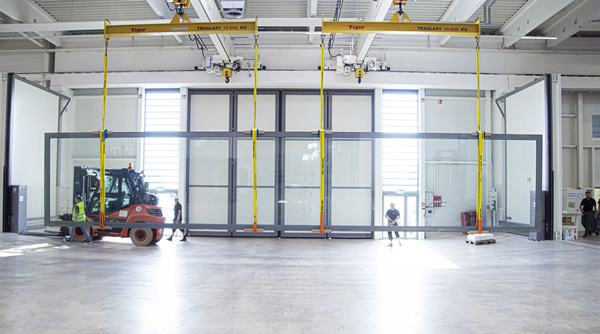 The glass pool base was produced fully automatically on the sedak insulation glass line as stepped insulation glass. Photo: sedak GmbH & Co. KG